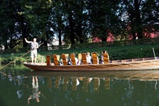 Ein Stocherkanu fährt mit Passagieren auf dem Neckar bei Tübingen