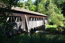 Eine mit Holz gedeckte Brücke über den Neckar