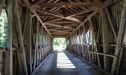 Blick in das innere der mit Holz gedeckten Brücke über den Neckar