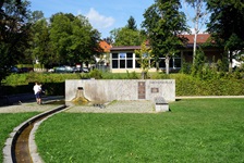 Blick zur Neckarquelle auf einer Wiese mit einer Sitzmöglichkeit