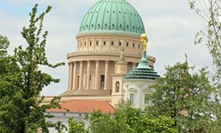 Die klassizistische Tambourkuppel der Nikolaikirche in Potsdam.