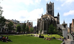Die imposante Nikolaskirche in Gent.