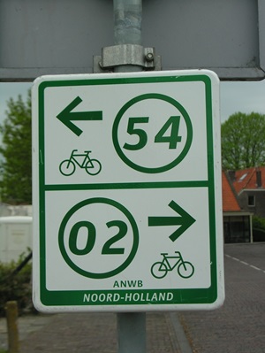 Radwegschild an einem Knotenpunkt in Nord-Holland