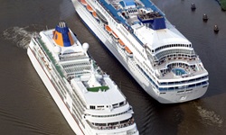 Zwei Kreuzfahrtschiffe auf dem Nord-Ostsee-Kanal