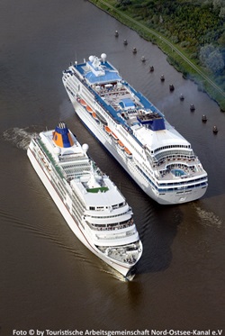 Zwei Kreuzfahrtschiffe auf dem Nord-Ostsee-Kanal