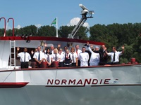 Die stolze Crew der MS Normandie an Bord ihres Schiffes.
