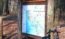 Ein Rad steht neben einer Infotafel des Müritzer Nationalparks