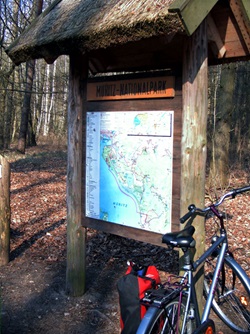 Ein Rad steht neben einer Infotafel des Müritzer Nationalparks