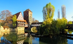 Blick auf die schöne Altstat von Nürnberg mit gedeckter Brücke