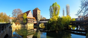 Blick auf die schöne Altstat von Nürnberg mit gedeckter Brücke