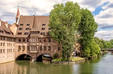 Blick auf die Altstadt von Nürnberg mit einem Haus, das über dem Fluss gebaut ist