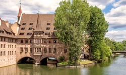 Blick auf die Altstadt von Nürnberg mit einem Haus, das über dem Fluss gebaut ist