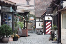 Eine Gasse im alten Kern von Nürnberg mit der Glasschleiferei auf der linken und der Lederkunst auf der rechten Seite
