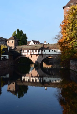 Die gedeckte Brücke in Nürnberg, die den Wasserturn mit dem Henkerturm verbindet