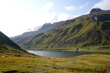 Blick auf den Oberalpsee auf dem Oberalppass in der Schweiz