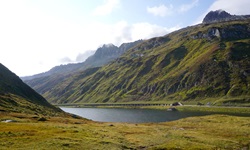 Blick auf den Oberalpsee auf dem Oberalppass in der Schweiz
