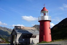 Blick auf den Infocenter mit Leuchtturm am Oberalppass