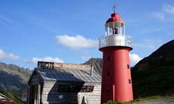 Blick auf den Infocenter mit Leuchtturm am Oberalppass