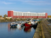 Blick auf den Main mit einigen Schiffen in Offenbach