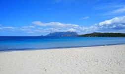Ein wunderschöner, fast weißer Sandstrand bei Olbia.
