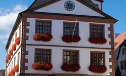Das Alte Rathaus von Lohr mit seinem typischen Arkadengang.