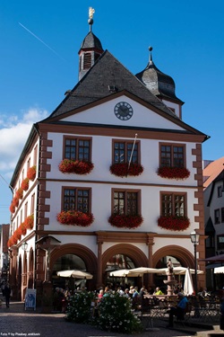 Das Alte Rathaus von Lohr mit seinem typischen Arkadengang.