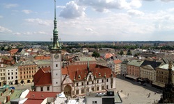 Blick zur Kirche mit Marktplatz in Olomouc