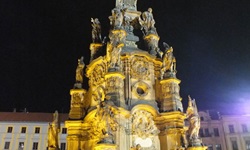 Blick auf den nächtlich beleuchteten Brunnen in Olomouc