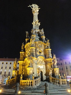 Blick auf den nächtlich beleuchteten Brunnen in Olomouc