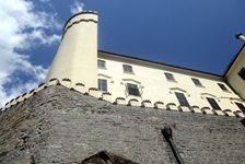 Blick zur Mauer und der Burg Orlik in der gleichnamigen tschechischen Gemeinde