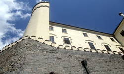 Blick zur Mauer und der Burg Orlik in der gleichnamigen tschechischen Gemeinde