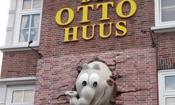 Ein Ottifant durchbricht die Fassade des Otto-Huuses in Emden.