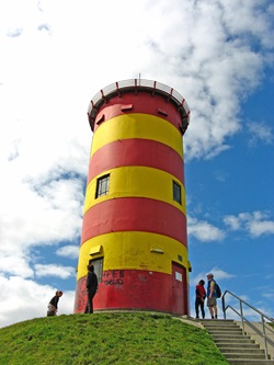 Der nicht zuletzt aus den Otto-Filmen bekannte, rot-gelb gestreifte Leuchtturm von Pilsum.