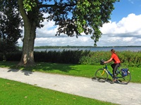 Eine Radlerin passiert das Zwischenahner Meer.