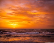 Farbenprächtiger Sonnenuntergang über dem Weststrand auf der Halbinsel Fischland/Darß.