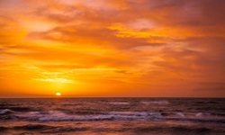 Farbenprächtiger Sonnenuntergang über dem Weststrand auf der Halbinsel Fischland/Darß.