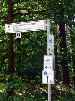 Radweg-Schild des Berlin-Kopenhagen Fernradweges