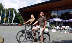 Zwei Radfahrer stehen vor dem bekannten Müritzeum in Waren