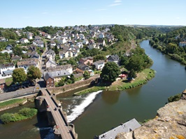 Blick von einem Aussichtspunkt aus über den gewundenen Lahn und einer Stadt