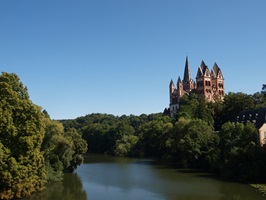 Blick über den Lahn zum Renaissanceschloss Limburg