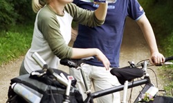 Zwei Radfahrer machen eine Trinkpause