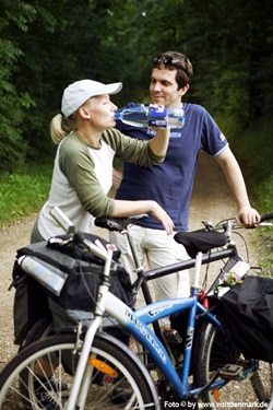 Zwei Radfahrer machen eine Trinkpause