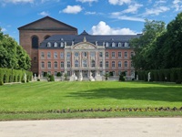 Blick über den Parkgarten zum Palais von Trier