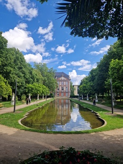 Ein länglich angelegter Brunnen im Palastgarten von Trier