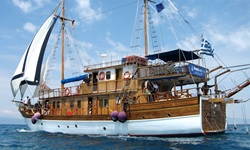 Die unter griechischer Flagge fahrende Motor-Segelyacht Panagiota auf hoher See.