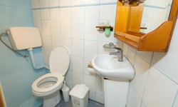Einblick in das Badezimmer mit Waschbecken und WC auf dem Motorsegler Panagiota