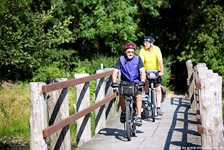 Zwei Radfahrer überqueren eine Brücke in Dänemark