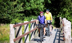 Zwei Radfahrer überqueren eine Brücke in Dänemark