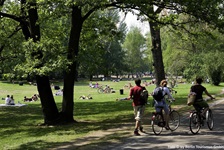 Blick auf einen gut besuchten Stadtpark in Berlin