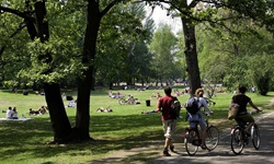 Blick auf einen gut besuchten Stadtpark in Berlin